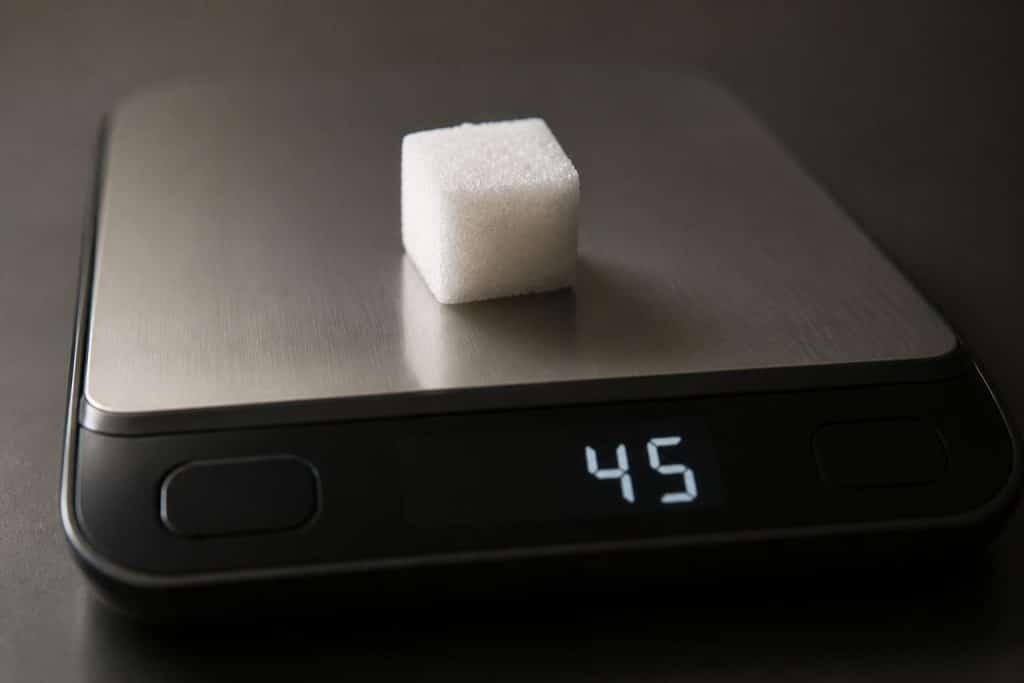 découvrez le poids exact d’un morceau de sucre standard en grammes, une information utile pour vos recettes et le contrôle de votre consommation de sucre.