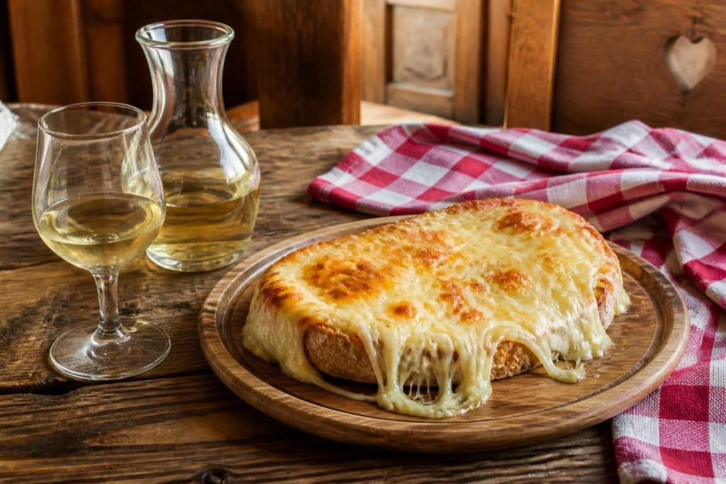 découvrez la recette traditionnelle de la croûte savoyarde, un plat gourmand alliant fromage fondant et vin blanc pour un goût authentique de la savoie.