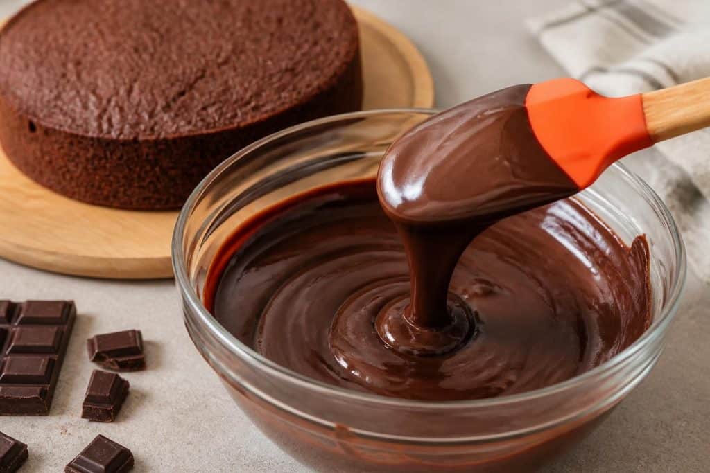 découvrez notre recette de glaçage au chocolat facile et rapide pour un gâteau parfait à chaque fois. simple à réaliser, elle sublimera toutes vos pâtisseries.