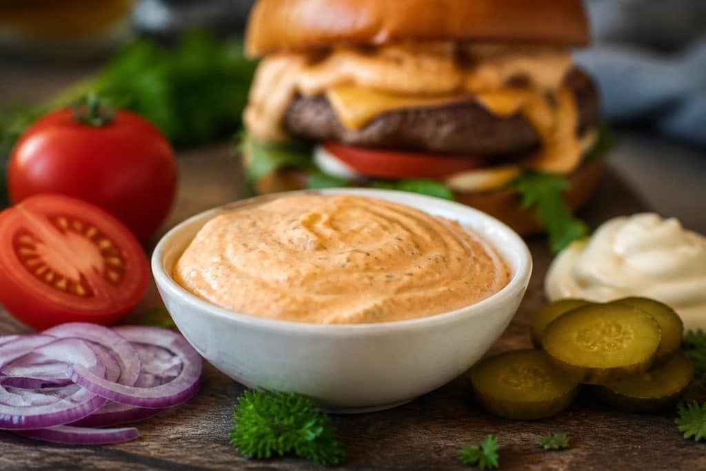 découvrez notre recette facile de sauce biggy maison pour des burgers savoureux. préparez rapidement une sauce onctueuse et pleine de goût qui sublimera vos sandwiches.