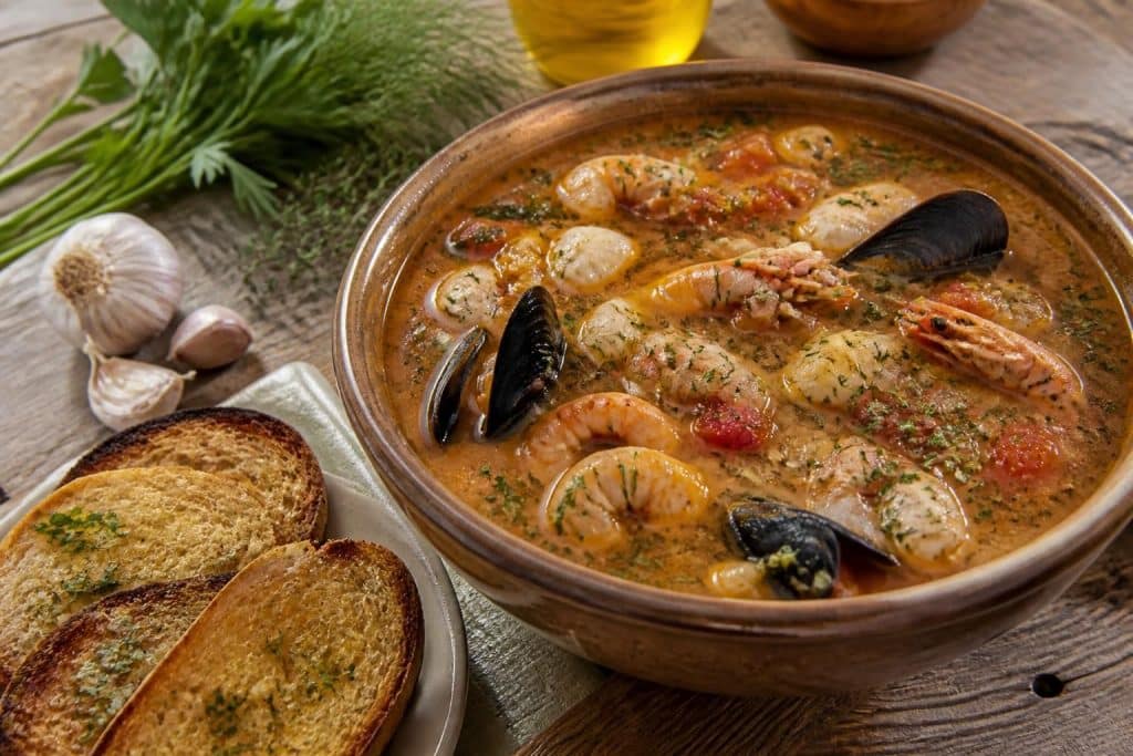 découvrez la recette traditionnelle méditerranéenne de la soupe de poisson de roche, un plat savoureux et riche en saveurs marines, parfait pour les amateurs de cuisine authentique.