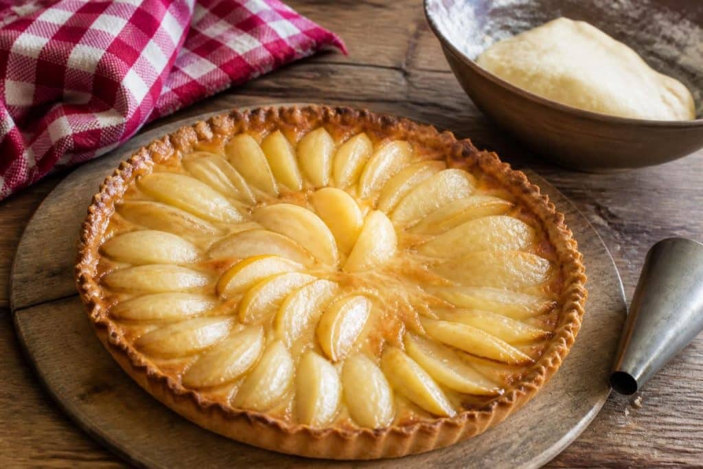 découvrez la recette simple et authentique de la tarte aux poires façon grand-mère, un dessert traditionnel délicieux et facile à réaliser.