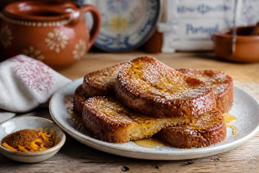 découvrez la recette traditionnelle portugaise des rabanadas, un pain perdu au goût unique, parfait pour un dessert savoureux et facile à réaliser.